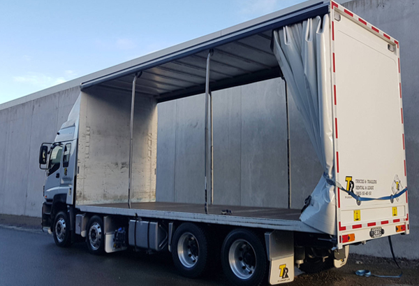 13.5 MTR CURTAIN SIDE TRUCK